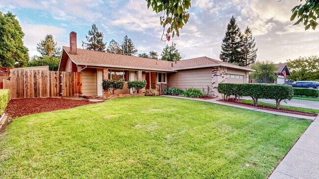 Foto del edificio - Meticulously Maintained Four Bedroom Singl...