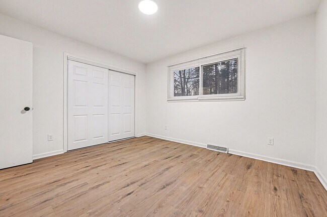 Foto del edificio - 5001 Lakecrest Dr
