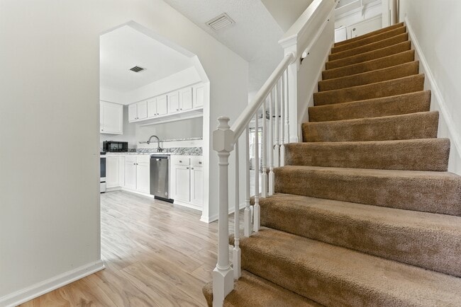 Building Photo - 1323 Longlac Rd