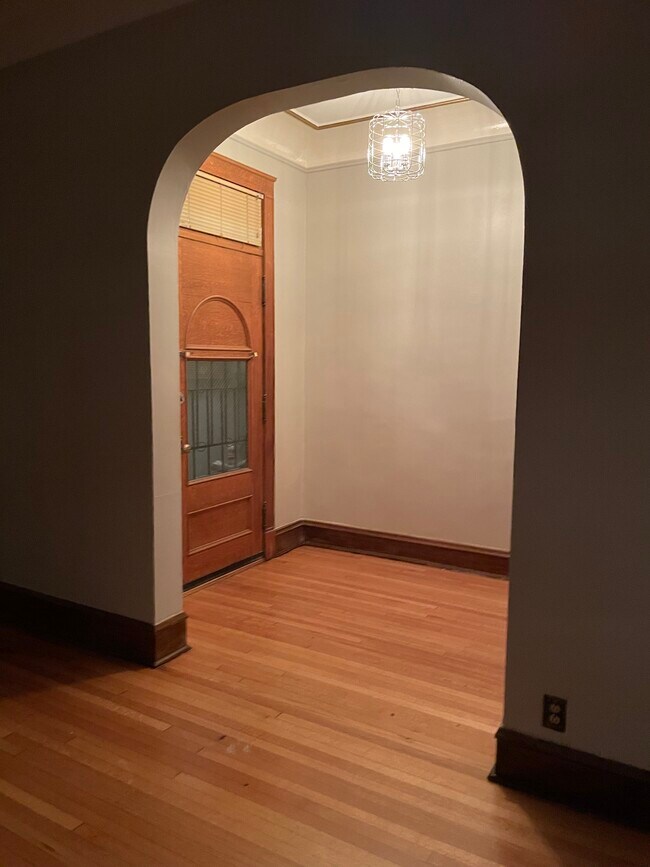 Formal vestibule - 348 S Hamlin Blvd