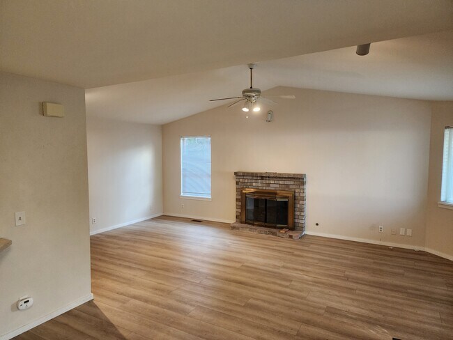 Foto del edificio - 13715 Beverly Park Rd