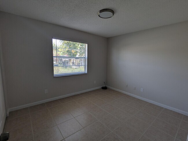 Building Photo - 4552 SE Ontario Dr