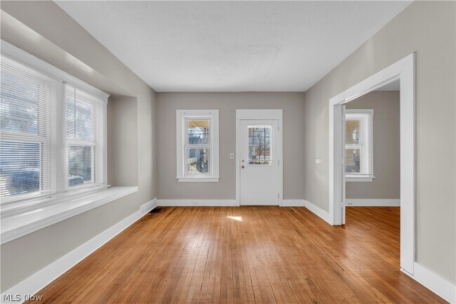 Building Photo - 4118 Clybourne Ave