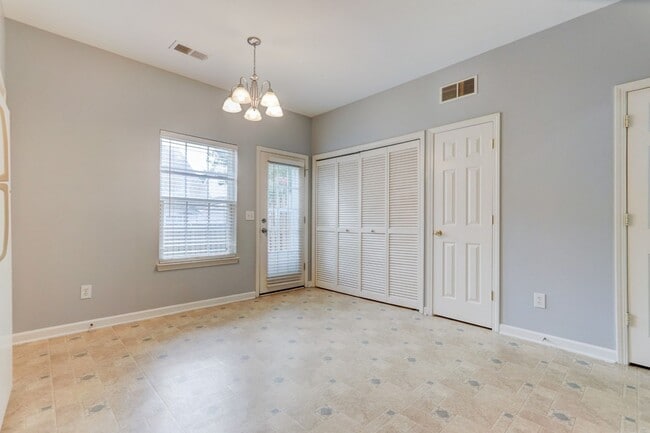 Building Photo - Spotless 2 bedroom townhome in Hardison Hills