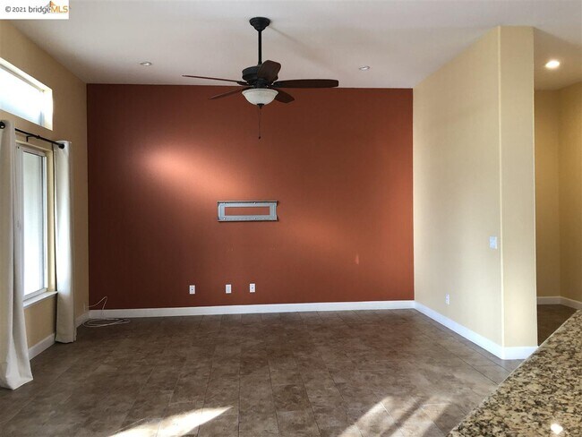 Building Photo - 275 Apple Hill Dr
