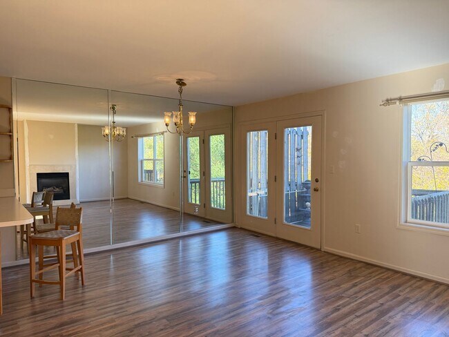 Foto del edificio - Beautiful 3 Bedroom 1.5 Bathroom Townhome ...