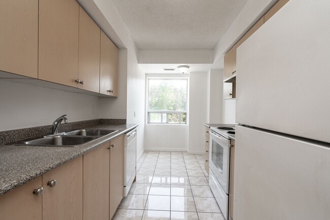 Building Photo - 333 Sidney Belsey Crescent