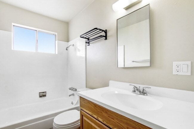 Building Photo - Beautiful 1 bedroom 1 Bath Unit