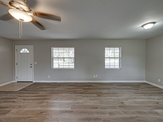 Foto del edificio - Discover the charm of this delightful home nestled in the serene and welcoming community of North...