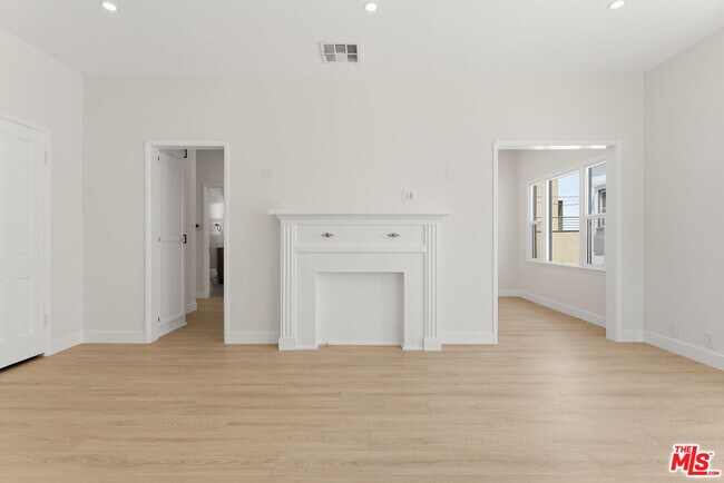 Foto del edificio - 833 1/4 N Alfred St