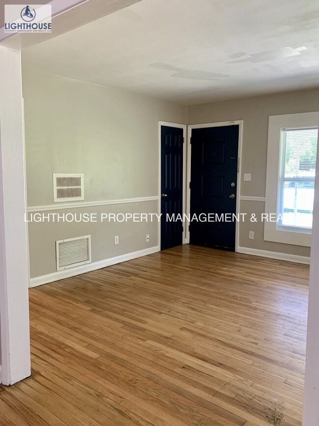 Building Photo - Gorgeous 3 bed/2 bath in Edgewood Manor!