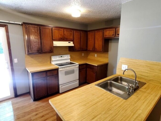 Foto del edificio - 3 Bed 1 Bath 1 Car Garage in Cardinal 2nd ...