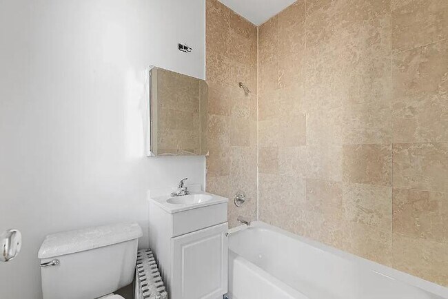 Foto del edificio - 243 W 63rd St