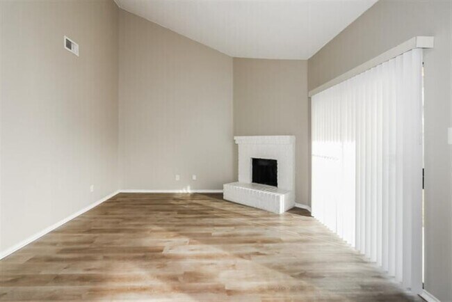 Building Photo - Charming Dream Home