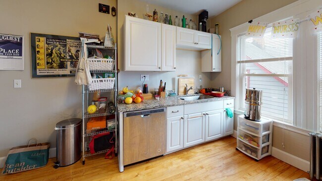 Photo - Bright, Spacious 3-Bed in Brighton Apartment