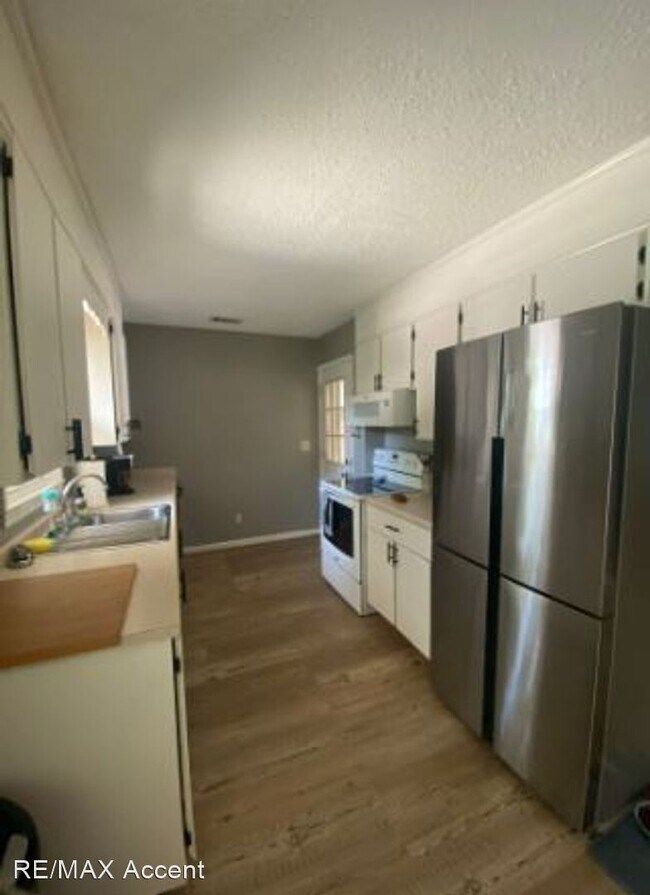 Building Photo - 3 br, 1.5 bath House - 2405 Dolphin Dr.