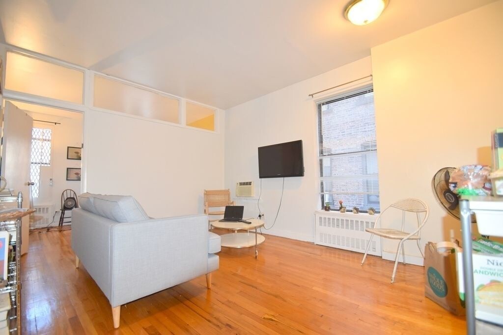 Primary Photo - 710 Amsterdam Ave