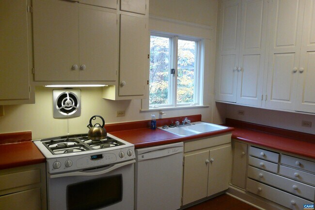 Building Photo - 6 Gildersleeve Wood