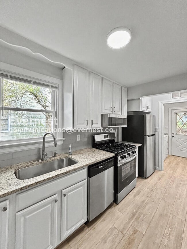 Foto del edificio - 3 Bed/1 Bath Home with Off-Street Parking / Pet-Friendly / Available Now!