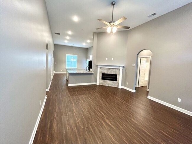 Building Photo - Now Leasing a 4-bedroom 3 bath home on Oakland
