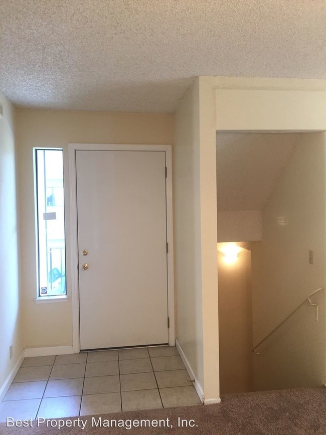 Building Photo - 3 br, 2.5 bath House - 1008 Sahara Court