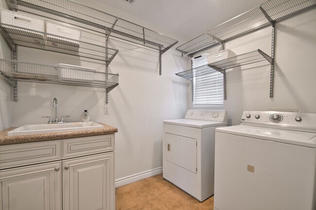 Foto del edificio - 2 Bed 2 Bath Home For Lease