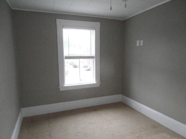 Building Photo - 2 Bedroom, 1 Bath Duplex in Quiet Dover Ne...