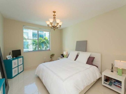 Primary Photo - 302 Collins Ave