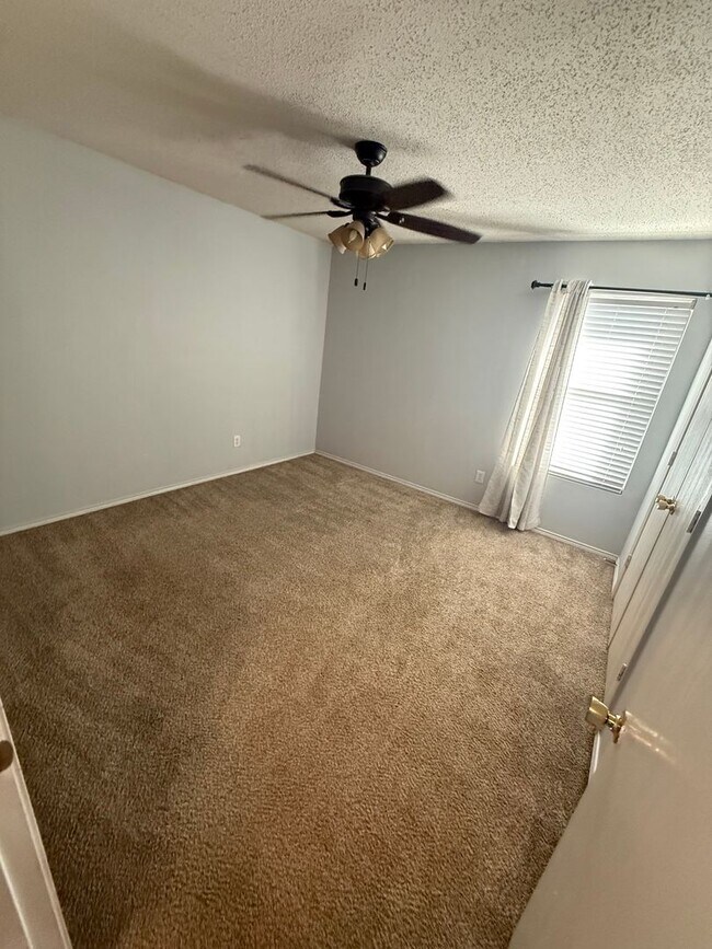 Foto del edificio - MOVE IN SPECIAL $500.00 OFF FIRST FULL RENT! 4 bedroom nestled in a sought after neighborhood nea...