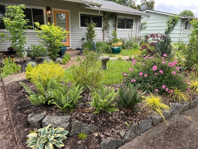 Foto del edificio - 3 Bedroom single level home w/garage AND free landscaping