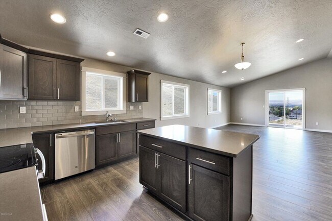 Building Photo - House in Selah!