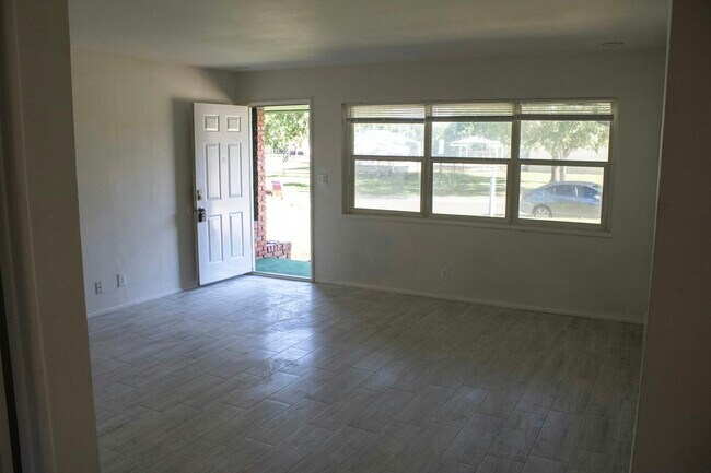 Building Photo - 1309 NE 33rd St