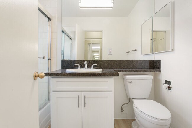 Baño de la Unidad 19 - Haverford Apartments