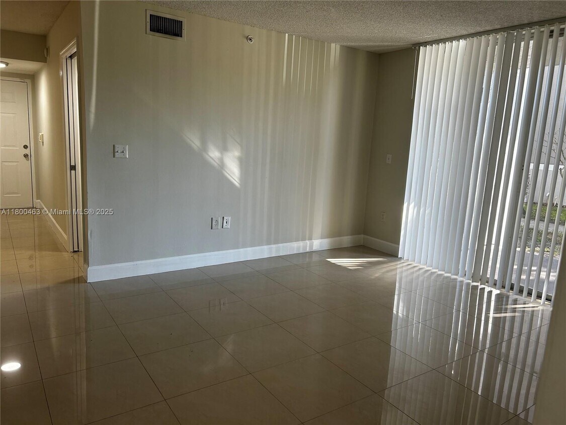 Foto principal - 11185 SW 6th St