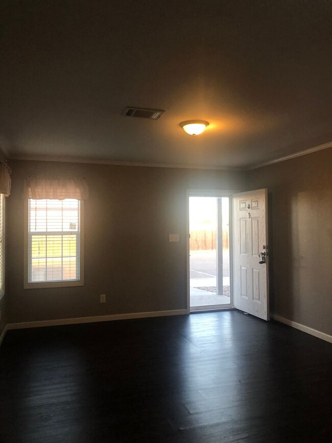 Building Photo - 1/2 OFF FIRST MONTHS RENT!! 3 bedroom 2 ba...