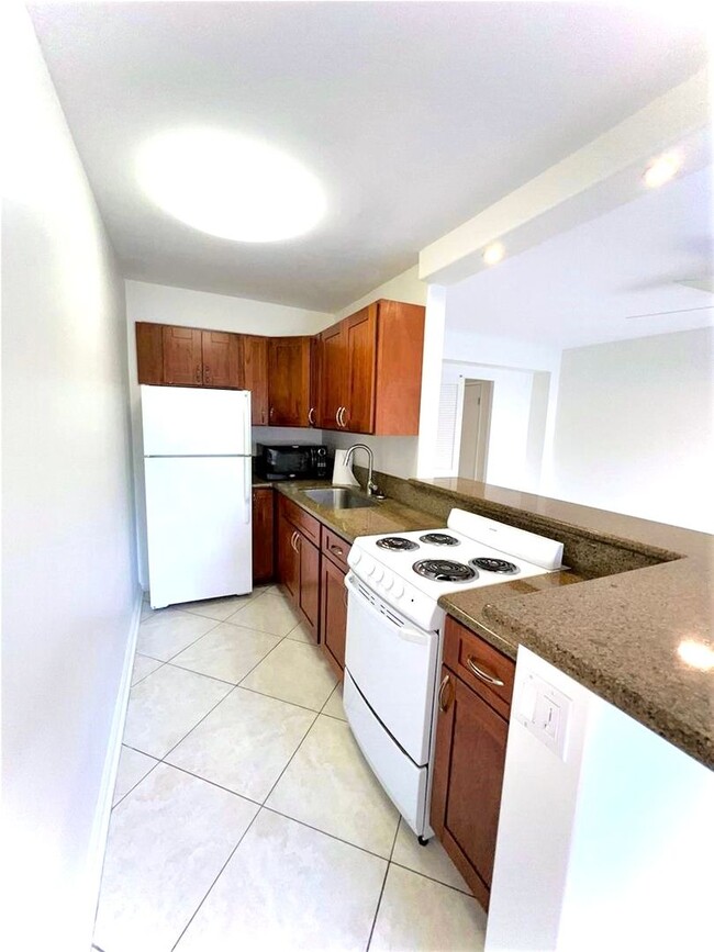 Building Photo - Charming 1 bedroom, 1 bath, 1 parking in W...