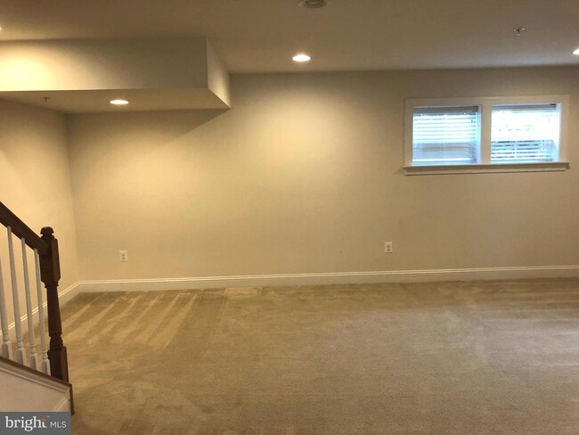 Building Photo - 1209 Shenandoah Square N