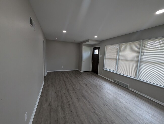 Foto del edificio - **$500 Security Deposit & 1st Month Free w...