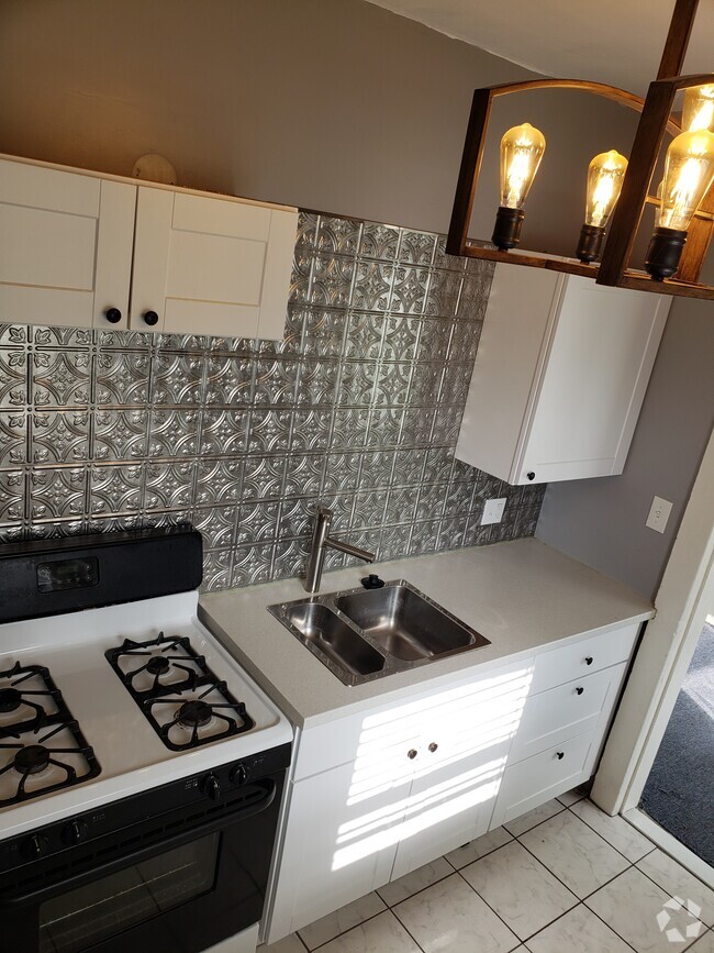 Rosa Parks Apartments for Rent with Hardwood Floors Detroit, MI 4