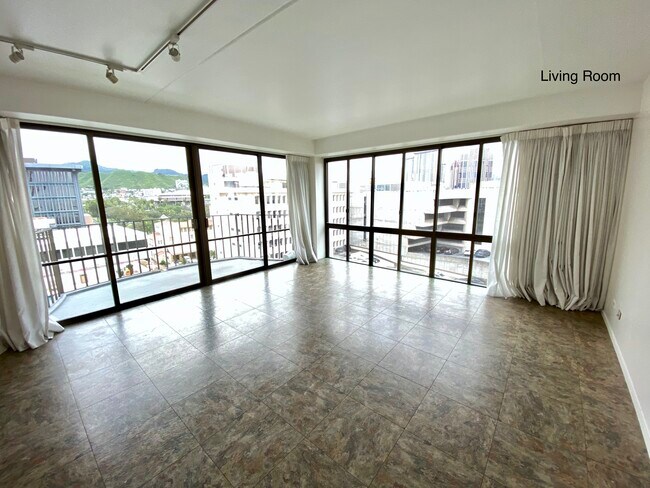 Living room with a view of Punchbowl. - 700 Richards St