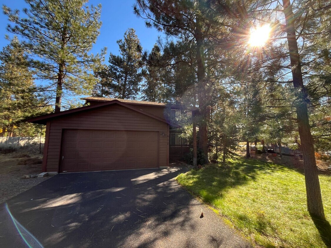 Primary Photo - Splendid 3-bdr/2.5 bath home in the beautiful Buck Run Community in Sisters, OR!