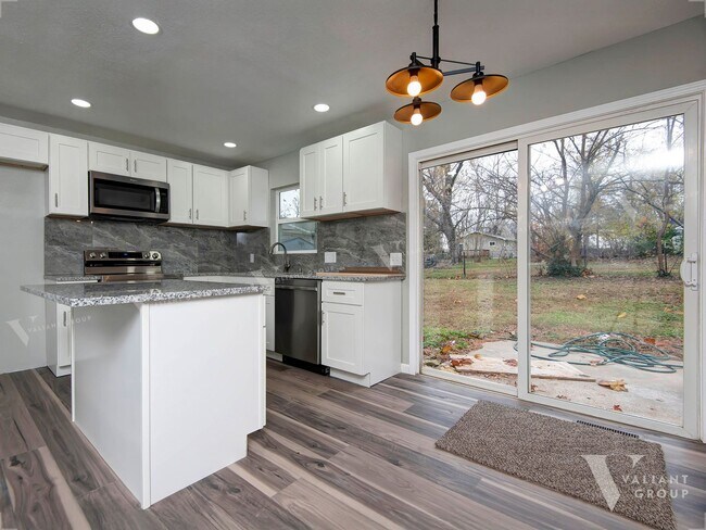 Foto del edificio - Spacious 4-Bedroom, 3-Bath Home for Rent i...