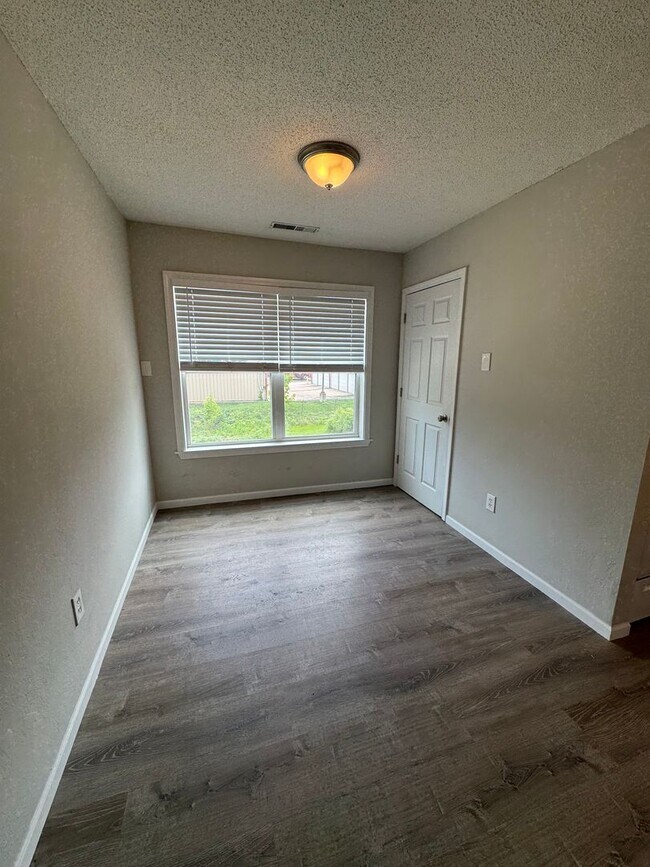 Foto del edificio - Three Level Condo with Garage