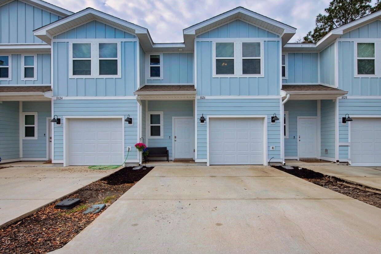 Primary Photo - 1026 McLaren Cir