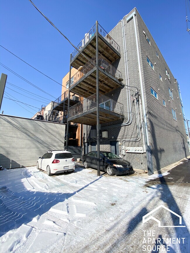 Foto del edificio - 2503 W Fullerton Ave