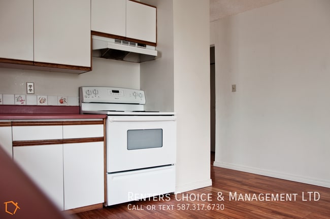 Building Photo - Roomy Half Duplex Near Schools & Amenities