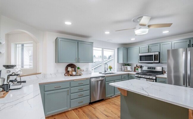 Foto del edificio - 16669 Rainier View Dr SE