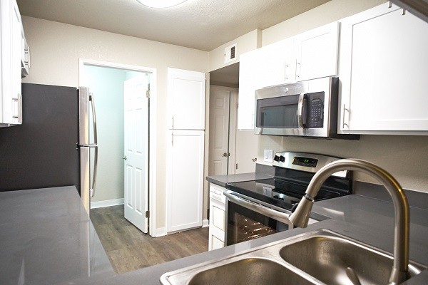 Building Photo - 450 Canyon Oaks Dr