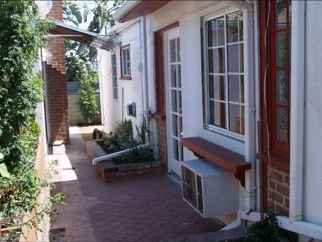 Building Photo - Wonderful Rear 1 Bedroom Home with Private...
