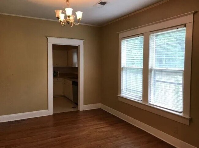 Building Photo - 2BD/1BA Home located near the University o...